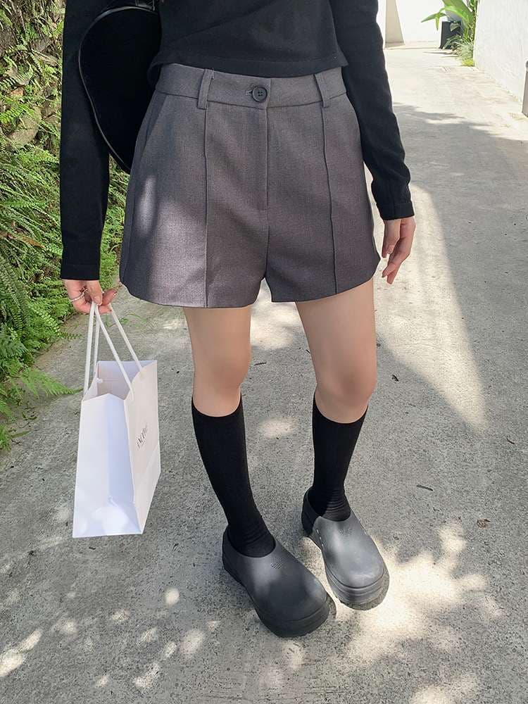 韓国ファッション ワイドシルエットのショートパンツ