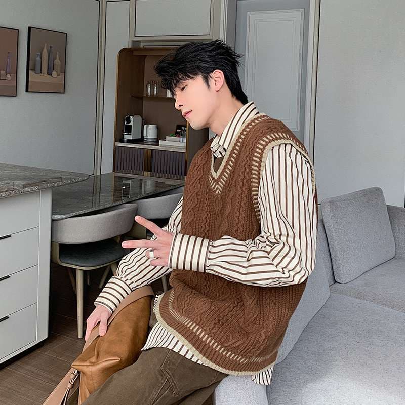 韓国ファッション ケーブル編みベストとストライプシャツ