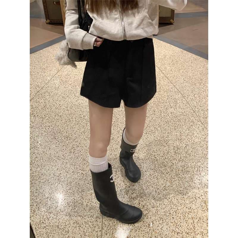 韓国ファッション ワイドシルエットのショートパンツ