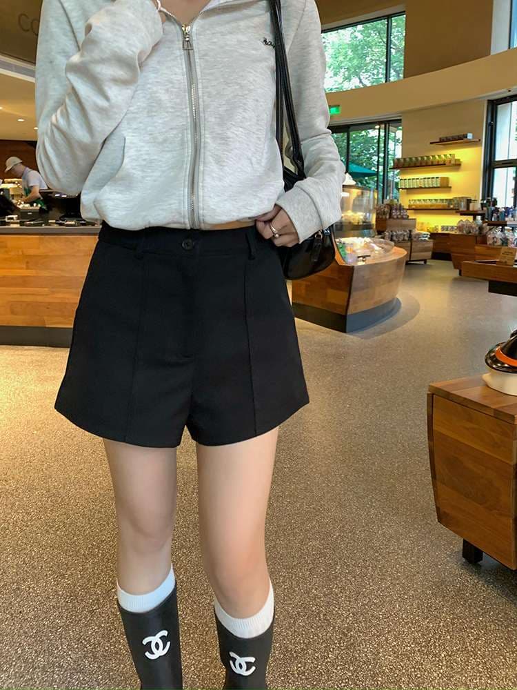 韓国ファッション ワイドシルエットのショートパンツ