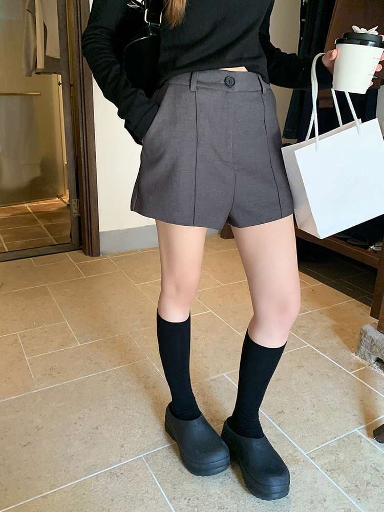 韓国ファッション ワイドシルエットのショートパンツ