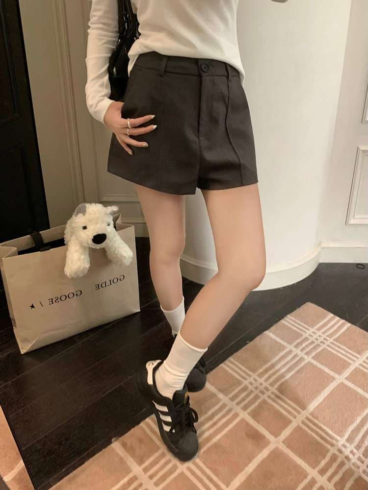 韓国ファッション ワイドシルエットのショートパンツ