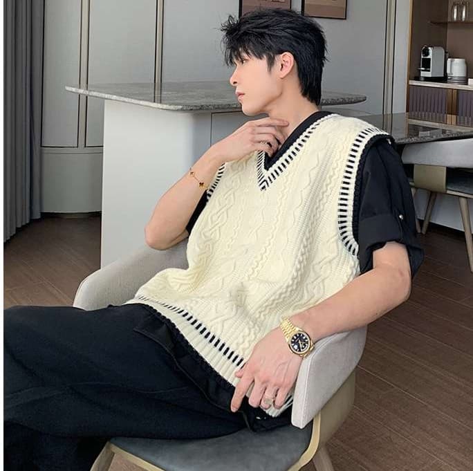 韓国ファッション ケーブル編みベストとストライプシャツ