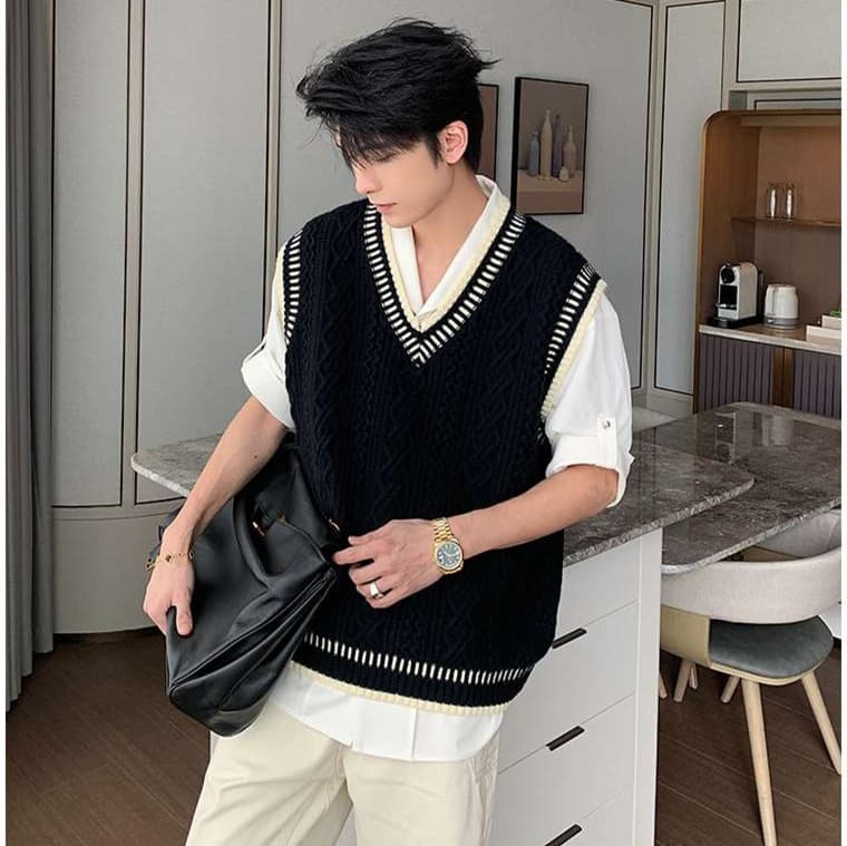 韓国ファッション ケーブル編みベストとストライプシャツ